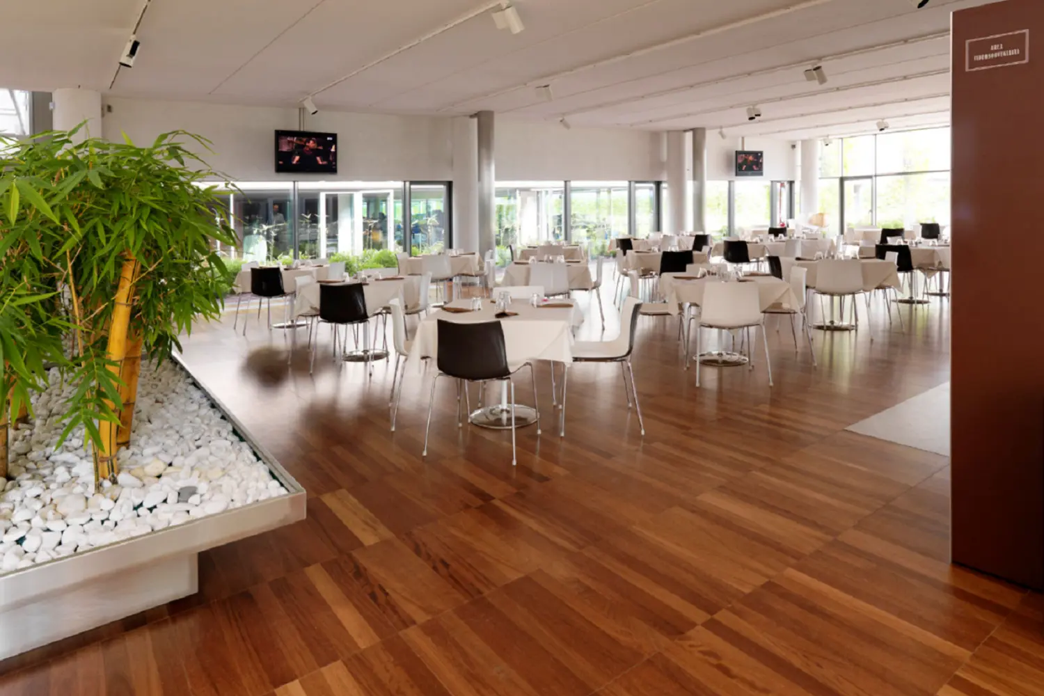 Nowoczesna strefa restauracyjna lub kafeteria od Marazzi